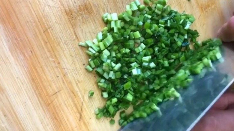 韭菜鸡蛋饼,<a style='color:red;display:inline-block;' href='/shicai/ 116'>韭菜</a>切成末