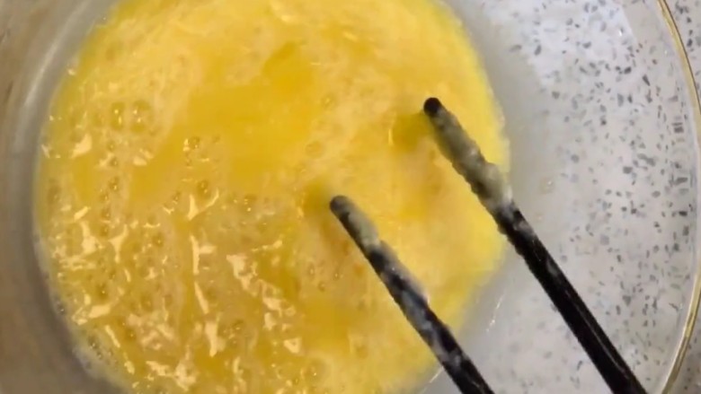 韭菜鸡蛋饼,<a style='color:red;display:inline-block;' href='/shicai/ 9'>鸡蛋</a>打散