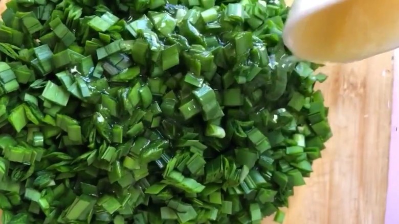 韭菜鸡蛋饼,韭菜加入一勺食用油搅拌均匀