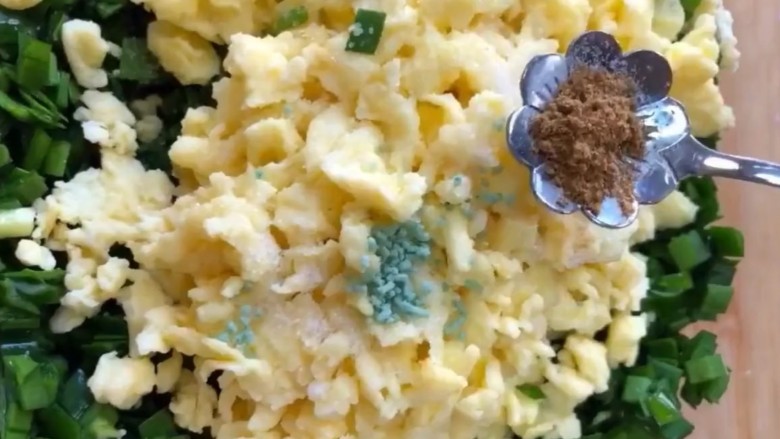 韭菜鸡蛋饼,放入鸡蛋碎，盐，<a style='color:red;display:inline-block;' href='/shicai/ 756'>鸡精</a>，<a style='color:red;display:inline-block;' href='/shicai/ 829'>十三香</a>给他搅拌均匀