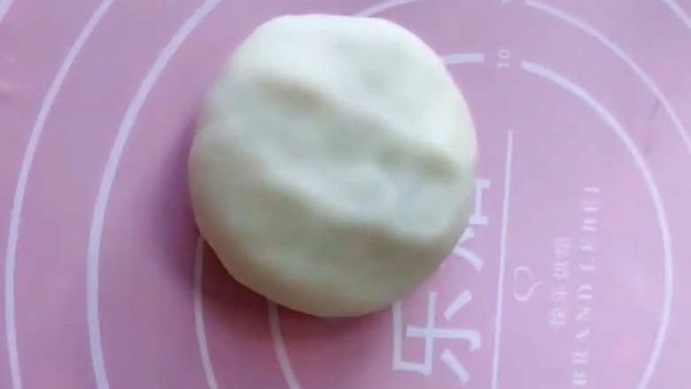 韭菜鸡蛋饼,然后按成薄饼