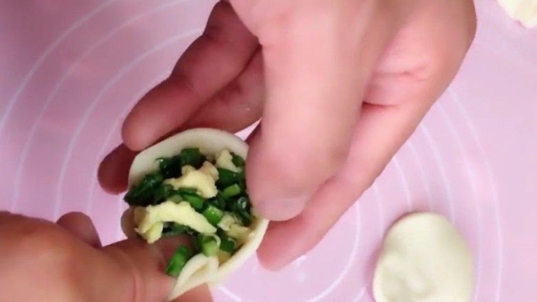 韭菜鸡蛋饼,包上馅