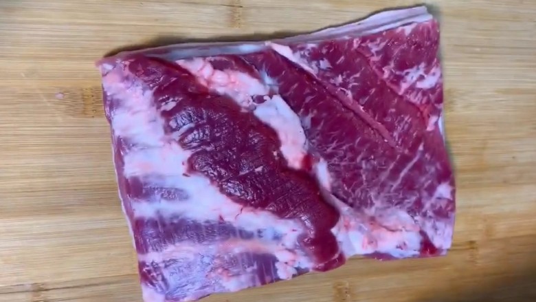 红烧肉,准备一块上等的<a style='color:red;display:inline-block;' href='/shicai/ 428'>五花肉</a>