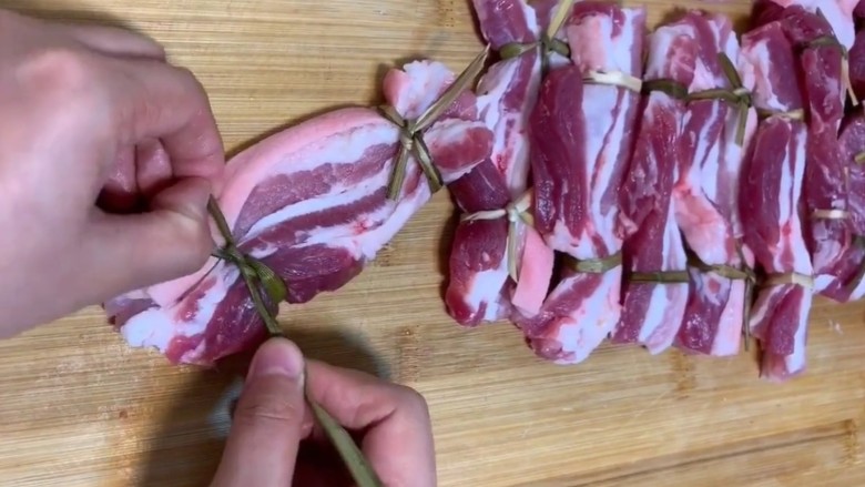 红烧肉,两头用马莲捆起