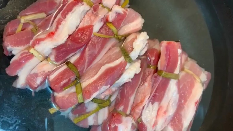 红烧肉,凉水下锅煮出血沫