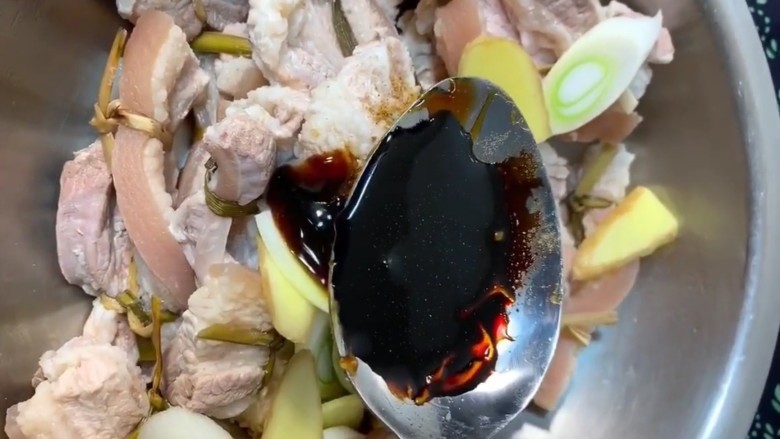 红烧肉,放入盆中加葱姜，盐，<a style='color:red;display:inline-block;' href='/shicai/ 756'>鸡精</a>，<a style='color:red;display:inline-block;' href='/shicai/ 829'>十三香</a>，耗油，<a style='color:red;display:inline-block;' href='/shicai/ 762'>老抽</a>抓拌均匀腌制十五分钟