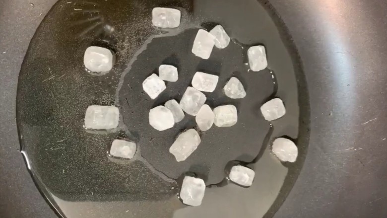 红烧肉,起锅烧油放入<a style='color:red;display:inline-block;' href='/shicai/ 866'>冰糖</a>小火炒至枣红色