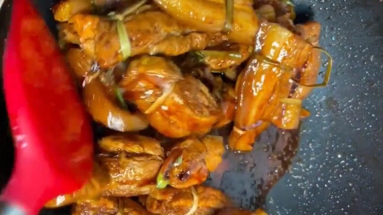 红烧肉,然后放入五花肉翻炒上色