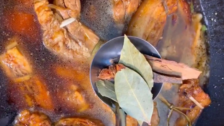 红烧肉,加适量清水，<a style='color:red;display:inline-block;' href='/shicai/ 718'>料酒</a>，<a style='color:red;display:inline-block;' href='/shicai/ 741'>香叶</a>，<a style='color:red;display:inline-block;' href='/shicai/ 695'>八角</a>，<a style='color:red;display:inline-block;' href='/shicai/ 710'>桂皮</a>