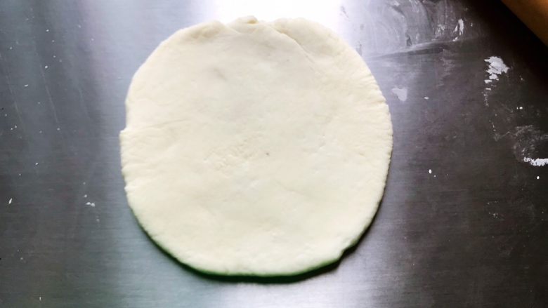 猪蹄馒头(一次发酵),取一个面团,用擀面杖擀成圆形(不太圆也没有关系)