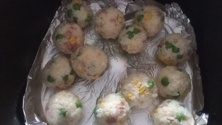 培根杂蔬饭团,摆入铺好锡纸的空气炸锅内;