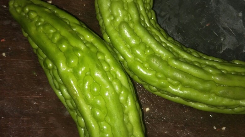 炒苦瓜,洗干净苦瓜。