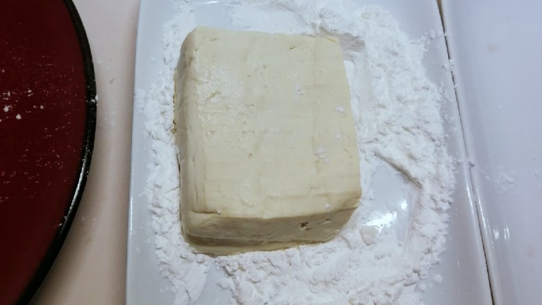 蛋香锅塌豆腐,取一块<a style='color:red;display:inline-block;' href='/shicai/ 465'>豆腐</a>均匀裹上淀粉