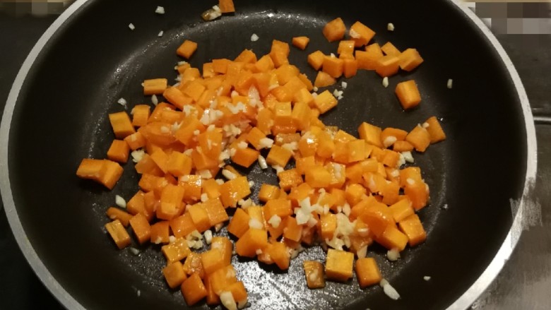 蛋香锅塌豆腐,放入胡萝卜丁翻炒