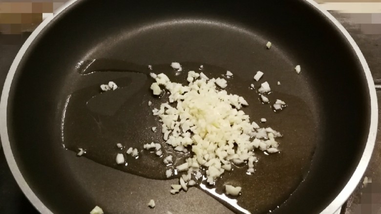 蛋香锅塌豆腐,另取一个炒锅 放入一汤匙花生油 炒香蒜末