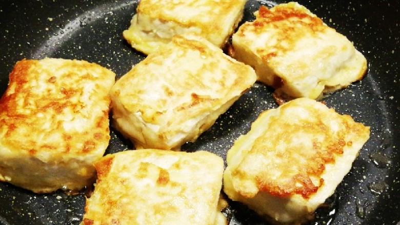 蛋香锅塌豆腐,煎至两面金黄 离火