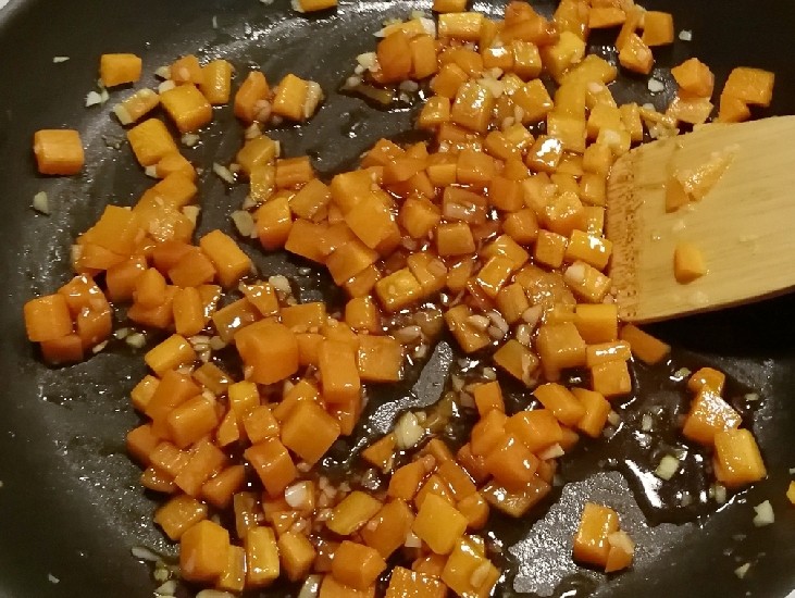 蛋香锅塌豆腐,继续翻炒均匀