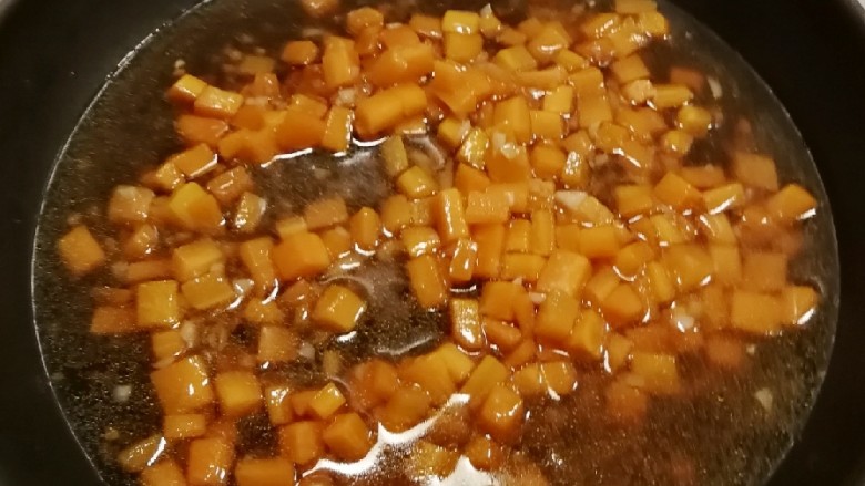 蛋香锅塌豆腐,倒入适量清水