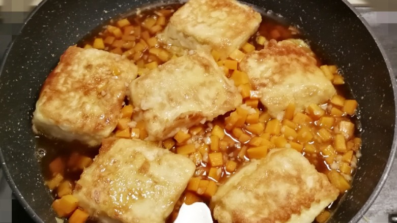蛋香锅塌豆腐,水煮开后 放入2克盐 将胡萝卜汤汁倒入有豆腐的锅里继续煮制