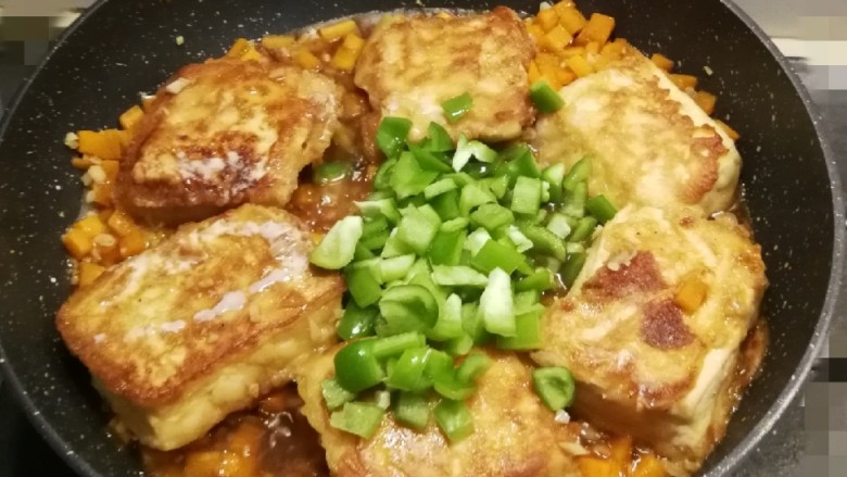 蛋香锅塌豆腐,放入青椒丁 快速翻炒均匀出锅