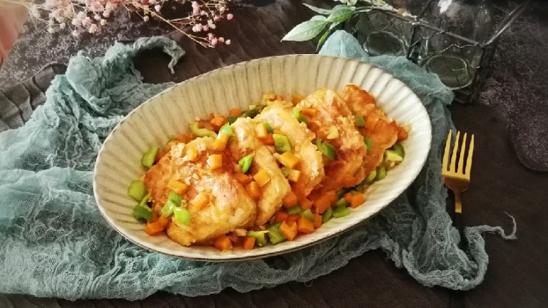 蛋香锅塌豆腐,盛入盘里 香味浓郁