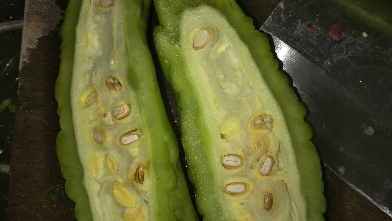 炒苦瓜,对半切开，