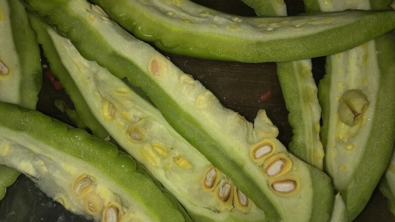 炒苦瓜,再对半切开，