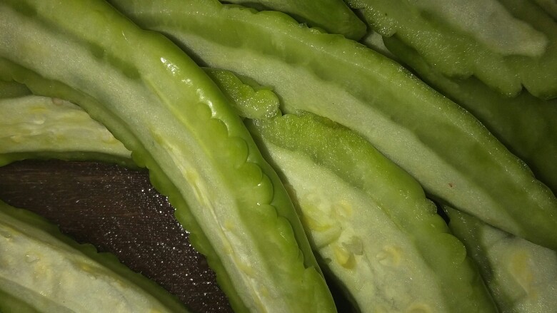 炒苦瓜,将瓜肉去掉，