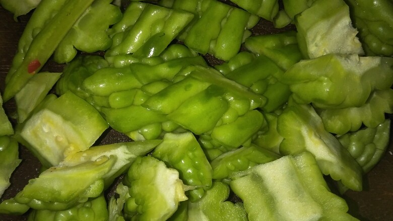 炒苦瓜,切成苦瓜段，