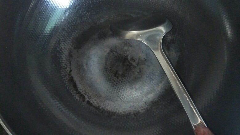 炒苦瓜,起锅烧油