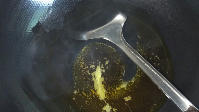 炒苦瓜,倒入食用油