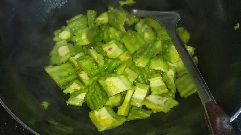炒苦瓜,倒入苦瓜，洒盐，大火翻炒。