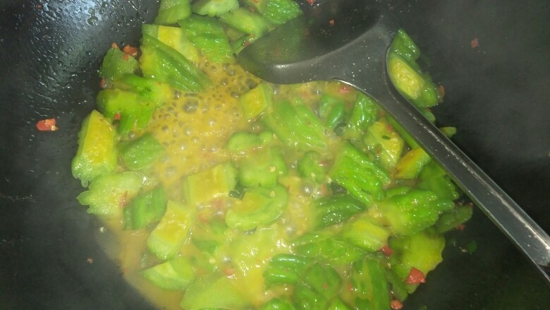 炒苦瓜,加入葱花和<a style='color:red;display:inline-block;' href='/shicai/ 82'>小米椒</a>，收汁。