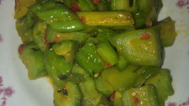 炒苦瓜,起锅装盘。