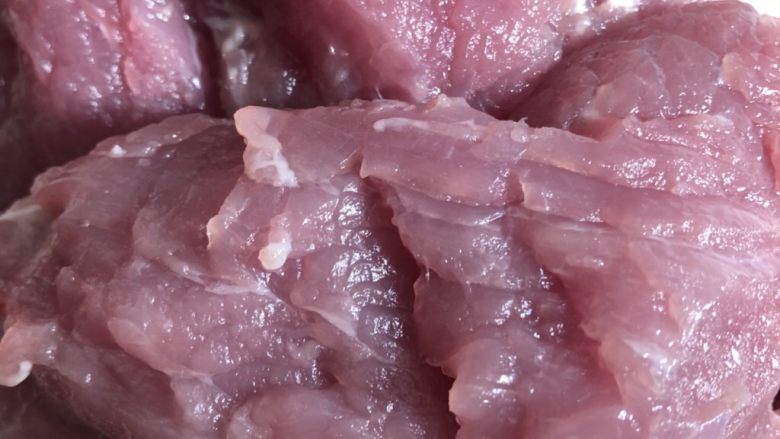 原味猪肉松宝宝版,处理好的瘦肉,按猪肉纹路切,切成细条,再切成薄片。
