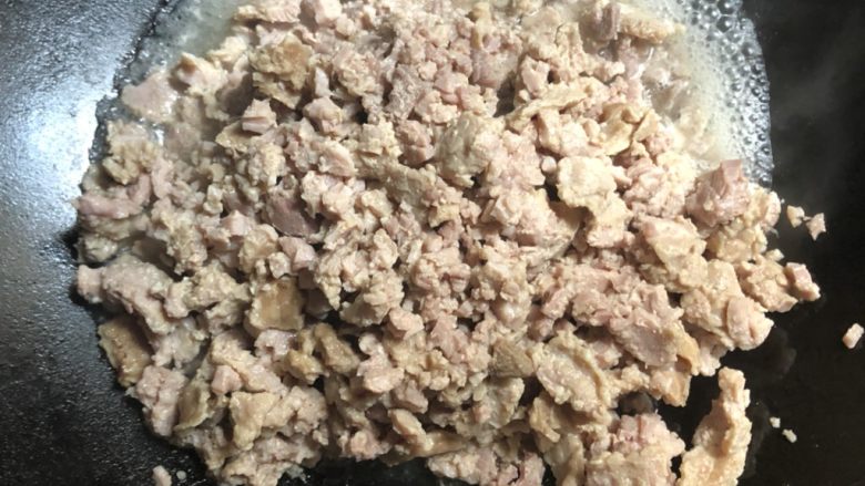 原味猪肉松宝宝版,炒锅洗净,倒入肉片和肉汤,开中火。