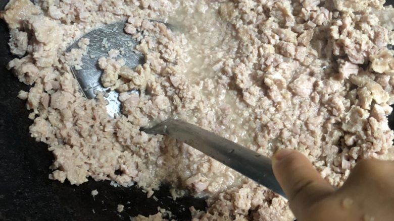 原味猪肉松宝宝版,用铲子轻轻压碎,因为已经切成薄片,所以不需要用到网传的擀面杖和袋子。很容易就搓碎