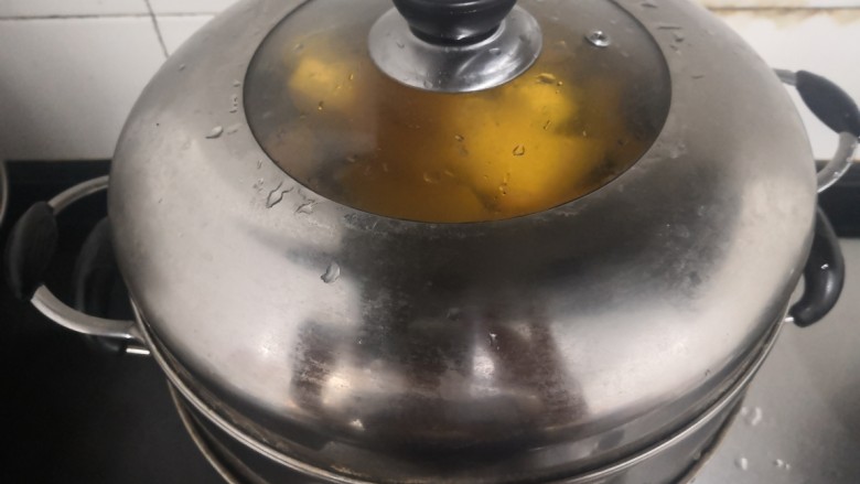 酸奶南瓜泥,盖上锅盖,大火烧煮,上汽后蒸20分钟