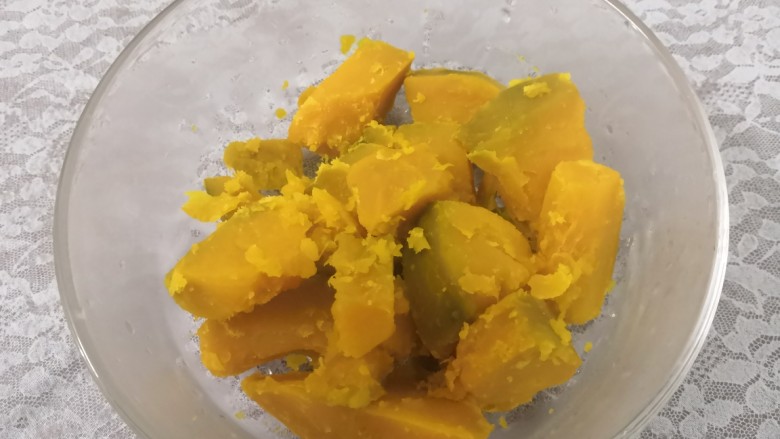 酸奶南瓜泥,时间到取出,放入碗中