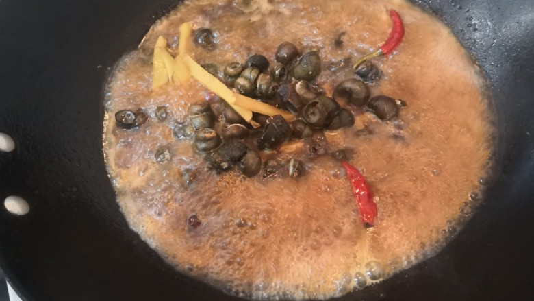 吮指螺蛳,翻拌均匀后,大火烧煮
