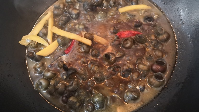 吮指螺蛳,煮至螺蛳断生即可,记住不要烧干汤汁,不然螺蛳老了,就不好吃了