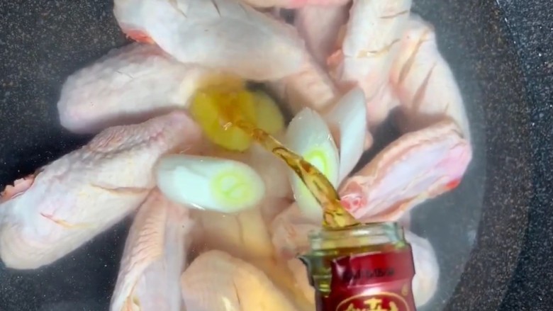 可乐鸡翅,凉水下锅加葱姜，<a style='color:red;display:inline-block;' href='/shicai/ 718'>料酒</a>煮出血沫