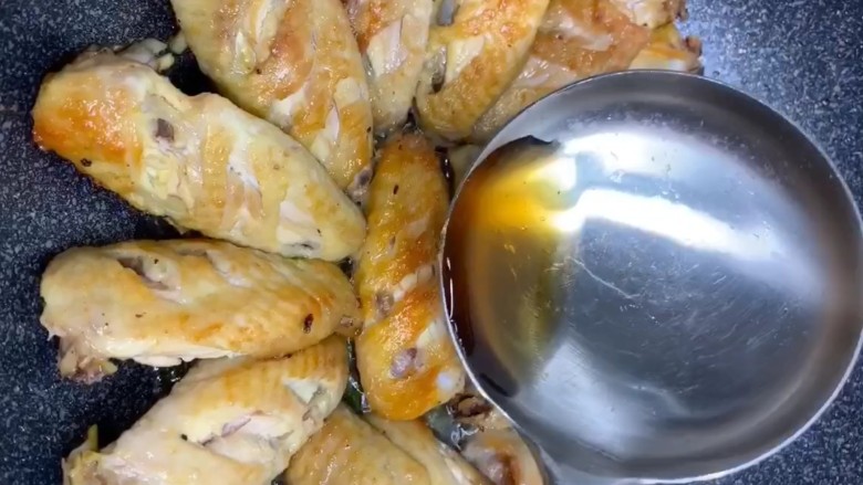 可乐鸡翅,起锅烧油放入鸡翅煎至两面金黄