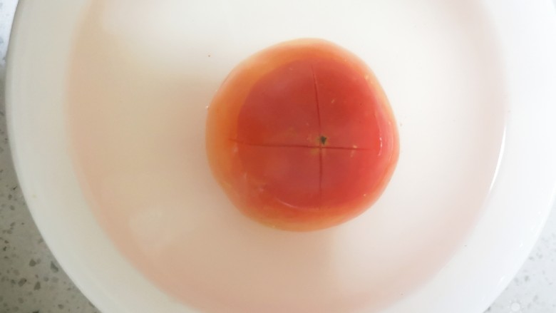 番茄豆角黄金馍,<a style='color:red;display:inline-block;' href='/shicai/ 59'>番茄</a>用开水烫十分钟,可以很快去皮