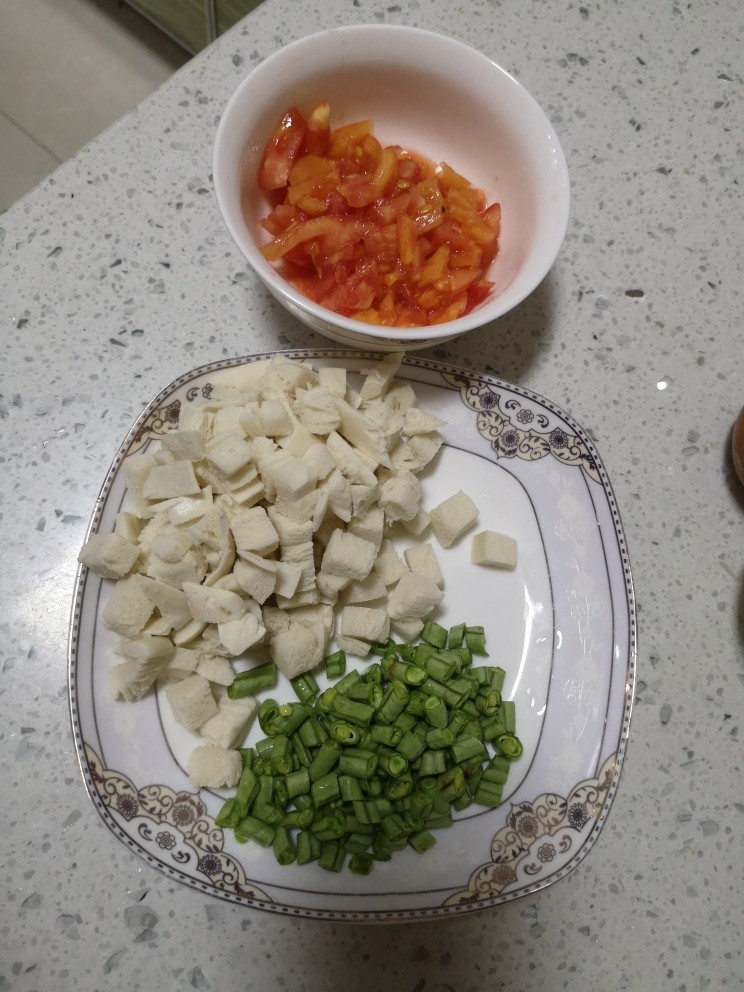 番茄豆角黄金馍,<a style='color:red;display:inline-block;' href='/shicai/ 3639'>豆角</a>,馒头切丁