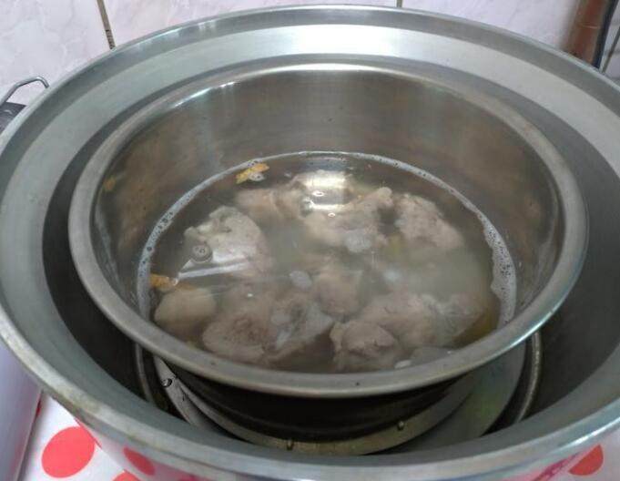 双菇蛤蜊排骨汤,瓦斯炉煮10分鐘, 移到电锅中,外锅放一杯水(煮米杯)继续燉煮。
