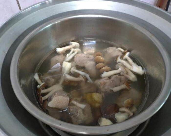 双菇蛤蜊排骨汤,约15分鐘跳起后,打开放入切好的香菇及吐沙完成的<a style='color:red;display:inline-block;' href='/shicai/ 194'>蛤蜊</a>,外锅放一杯水续煮第二次。