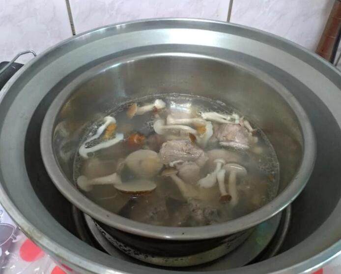 双菇蛤蜊排骨汤,第二次跳起后,打开加入盐巴调味即完成。➡️也可加点烹大师鰹鱼粉,会更顺口。