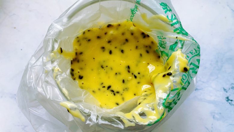 黑芝麻薄饼,将混合好的面糊倒入裱花袋里,前端剪1个小口。