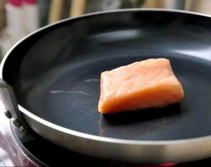 鮭鱼炒饭 ,锅内不放油,鮭鱼皮朝下煎熟(这次我不会用到鱼皮,如果有时间可将鱼皮另外煎脆,最后再洒在饭上)